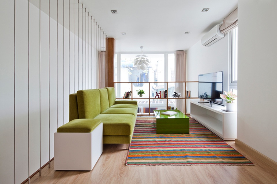 Nhà 32m2 trong hẻm ở Sài Gòn đẹp không khác gì biệt thự mặt tiền - 6 Tầng 1 được sử dụng để làm phòng khách và bếp, phía sau cùng là kho và nhà vệ sinh.