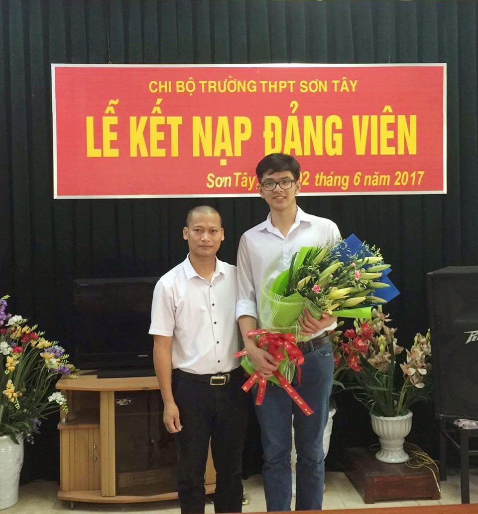 Nam sinh chuyên Anh giành điểm 10 môn Sử - 4 Bảo Sơn và thầy giáo Sử học Nguyễn Khánh Vân trong ngày em được kết nạp Đảng.
