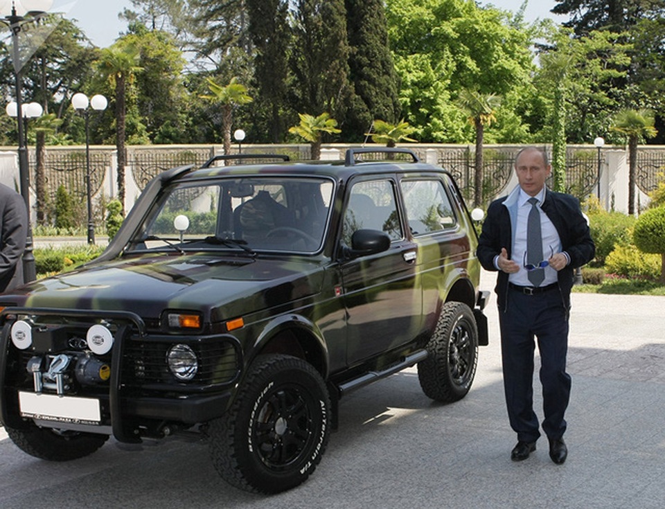 Chiêm ngưỡng các “xế hộp” của Tổng thống Putin qua năm tháng - 6 Ông Putin giới thiệu với các nhà báo về chiếc Niva SUV tại Sochi.