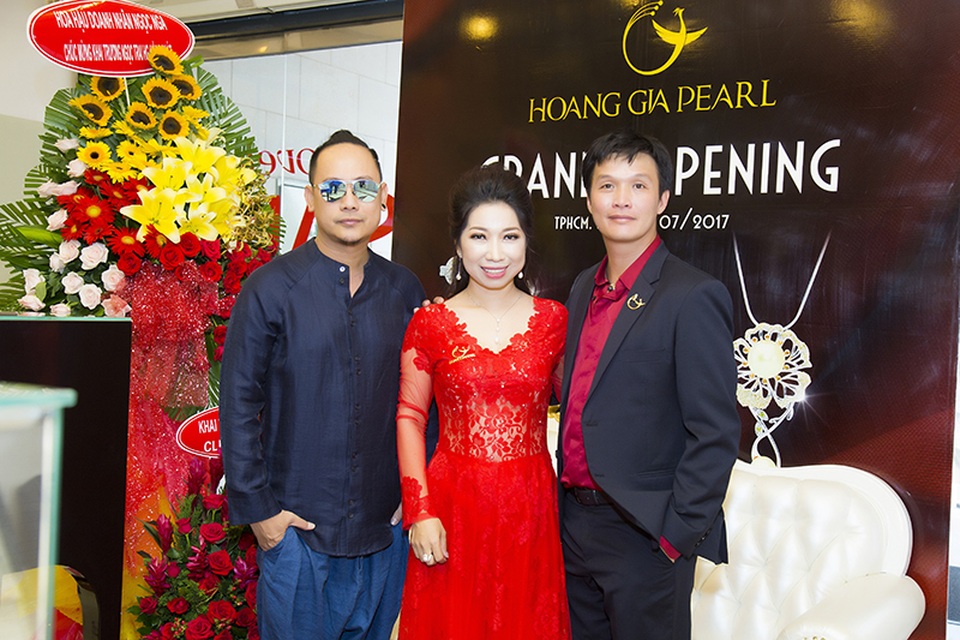 Dù bận rộn với cuộc thi Hoa hậu Đại dương nhưng nhà thiết kế Võ Việt Chung cũng tranh thủ đến ủng hộ sự kiện khai trương cửa hàng của những người bạn thân thiết.