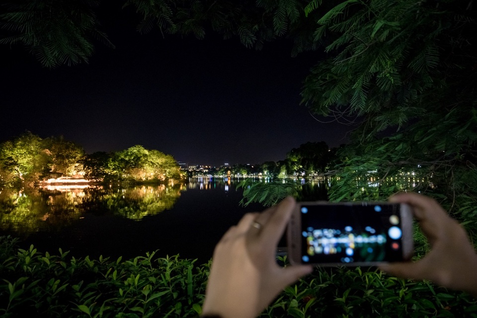 Đêm Hà Nội, đi đâu để check-in? - 6 Cả thế giới ra đây mà xem, trong đêm mà vẫn lên hình long lanh đến thế này!
