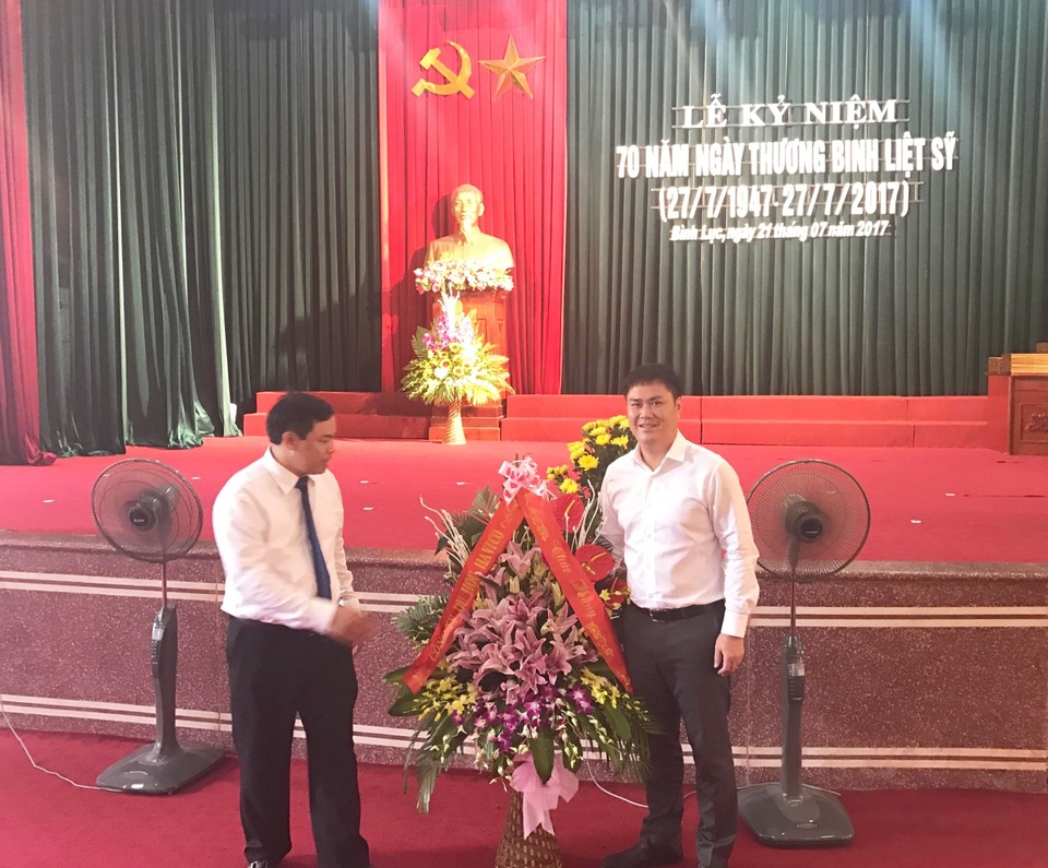 Những tấm lòng tri ân sưởi ấm đất Bình Lục - 5
TS. Đỗ Minh Chính tham dự lễ kỷ niệm 70 năm ngày Thương binh – Liệt sĩ của huyện Bình Lục