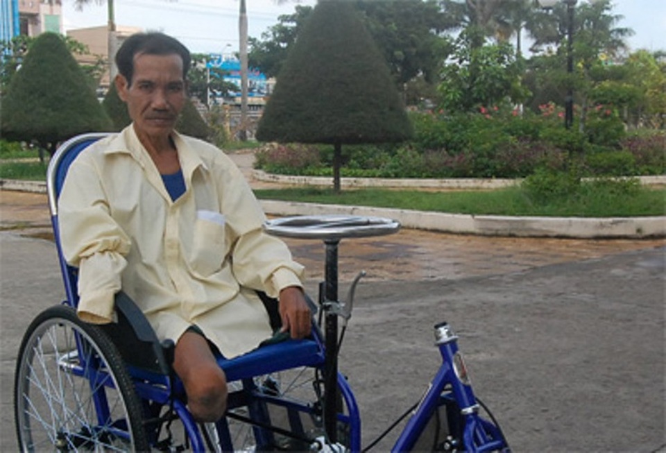 Ông Nguyễn Văn Trí và chiếc xe lăn được Đại tướng Phạm Văn Trà tặng cách đây 6 năm. (Ảnh: Báo QĐND)