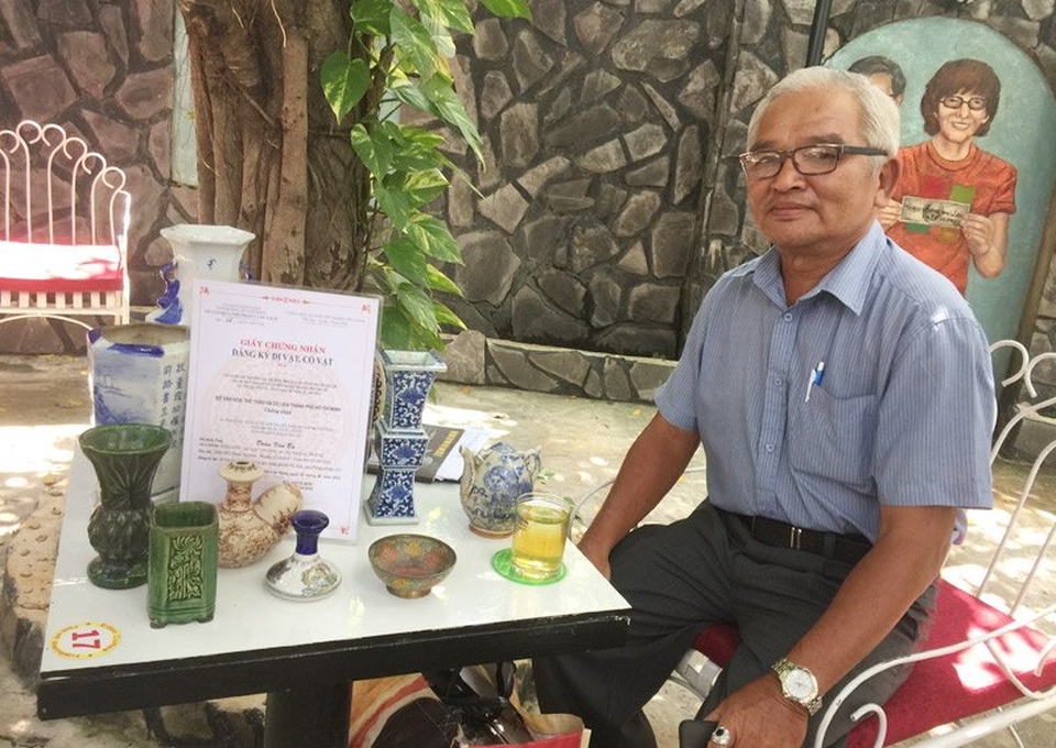Nam diễn viên bán đồ cũ ở chợ ve chai Sài Gòn - 6 Ông Đoàn Văn Ba và những cổ vật bên cạnh giấy chứng nhận đăng ký cổ vật.