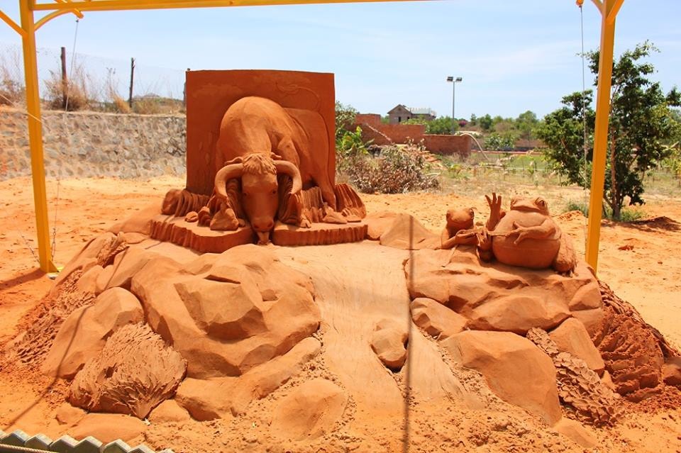 Lạc lối giữa thế giới tượng cát “độc nhất vô nhị” tại Phan Thiết - 5 Câu truyện ngụ ngôn “Ếch và Bò” trở thành cảm hứng cho tượng cát tại Công viên Tượng cát Phan Thiết