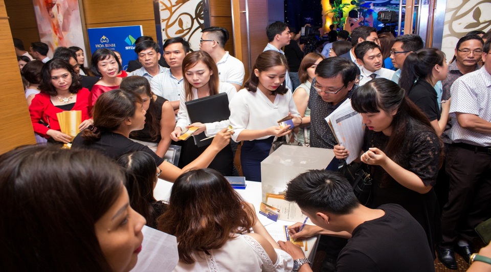 Bùng nổ giao dịch Hòa Bình Green Đà Nẵng tại TP.HCM - 5
Khách hàng chen chân tại quầy thủ tục để nhanh chóng sở hữu những căn hộ ưng ý tại Hòa Bình Green Đà Nẵng.