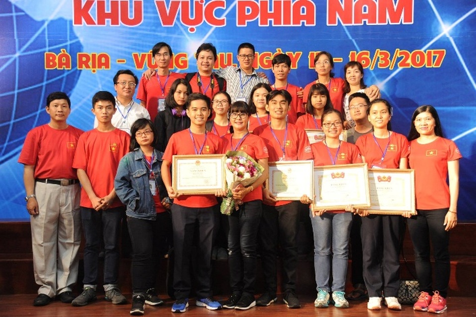 Xe lăn vượt địa hình - “Cú hích” đến học bổng toàn phần Mỹ 6,3 tỷ đồng - 5
Hình ảnh Hoàng Ngân cùng các thầy cô hướng dẫn 5 đội Lê Hồng Phong tại Cuộc thi Khoa học kỹ thuật cấp quốc gia 2016.