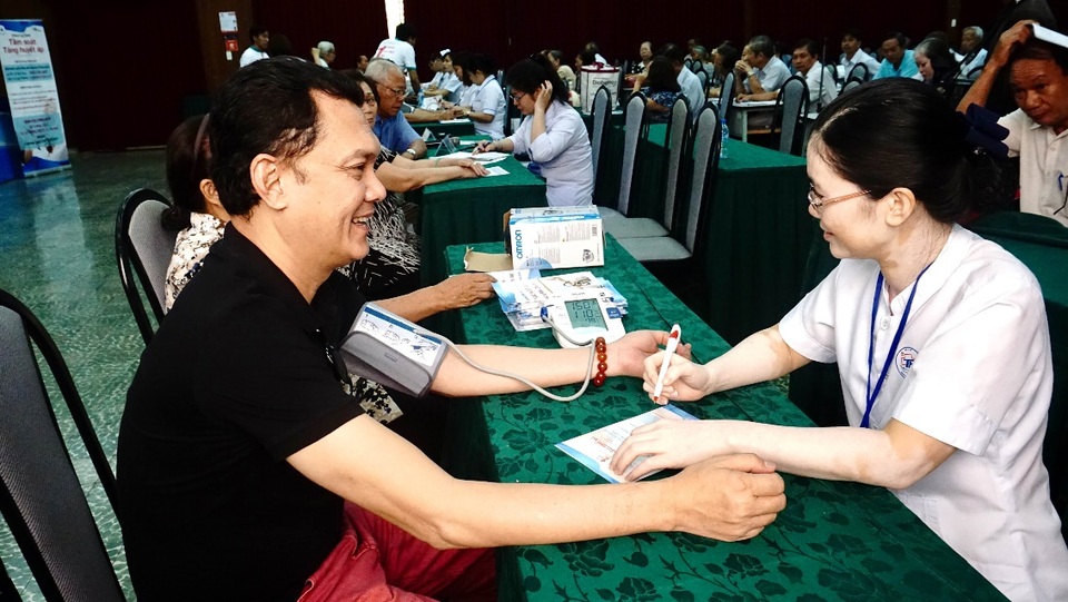 Hàng nghìn người dân trên cả nước được tầm soát tăng huyết áp miễn phí - 5 NSƯT Hữu Châu cũng đã tham gia tầm soát tăng huyết áp tại bệnh viện Thống Nhất TP.HCM