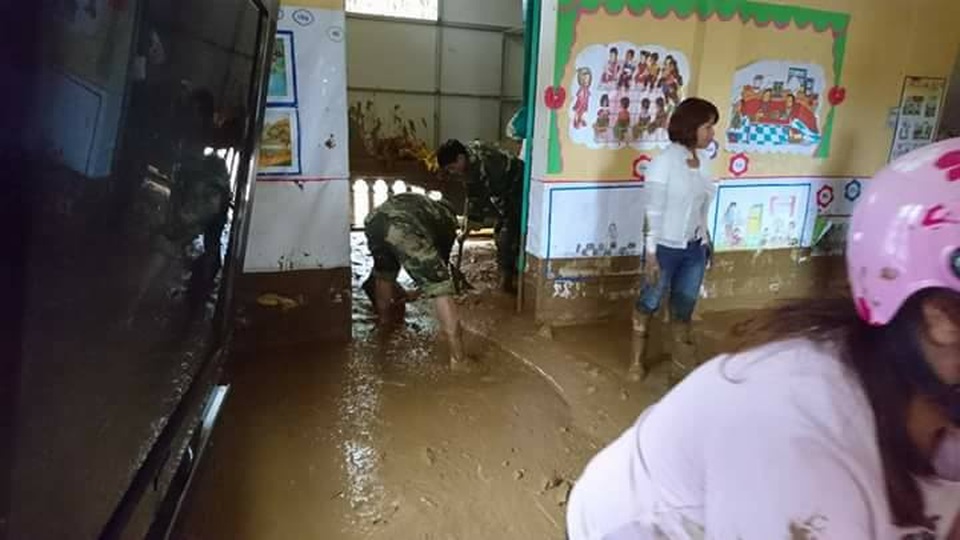 Bùn lầy, đất đá ngập đầy trong phòng học.