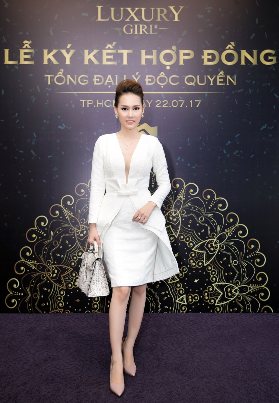 Doanh nhân 9X Trần Oanh xuất hiện với hình ảnh mới thu hút - 5 Nhiều người nhìn vào thì nói cô gái này may mắn khi gặp thời, nhưng liệu có mấy ai có thể từ 1 triệu đồng sau 3 năm xây dựng cho mình một cơ nghiệp như cô. Có thể thay vì việc hàng ngày dành 1 tiếng đồng hồ để lướt facebook xem chơi bạn bè đăng gì, ăn gì đi đâu. Thì doanh nhân Trần Oanh lại dùng nó để mà nghĩ ra cách tiếp cận nhiều khách hàng trên mạng xã hội ra sao hiệu quả nhất và xu hướng sắp tới là gì ?
