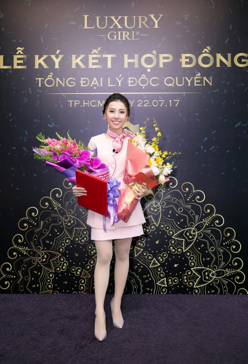 9X Hà Anvi bỏ đại học sau 3 năm trở thành PGĐ của một thương hiệu - 5 Hà Anvi xinh đẹp nhận hoa và giấy bổ nhiệm PGĐ của thương hiệu mỹ phẩm Luxury Girl