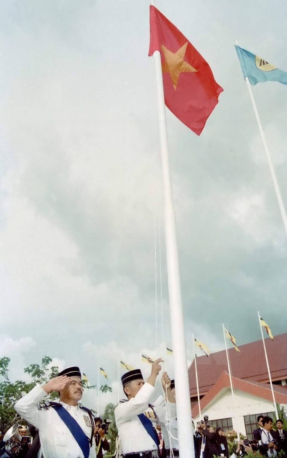 50 năm ngày thành lập ASEAN - những sự kiện đáng nhớ - 6
Lễ kết nạp Việt Nam là thành viên chính thức thứ 7 của Hiệp hội các Quốc gia Đông Nam Á (ASEAN), diễn ra vào chiều 28/7/1995, tại Thủ đô Bandar Seri Begawan (Brunei). (Ảnh: Trần Sơn/TTXVN)