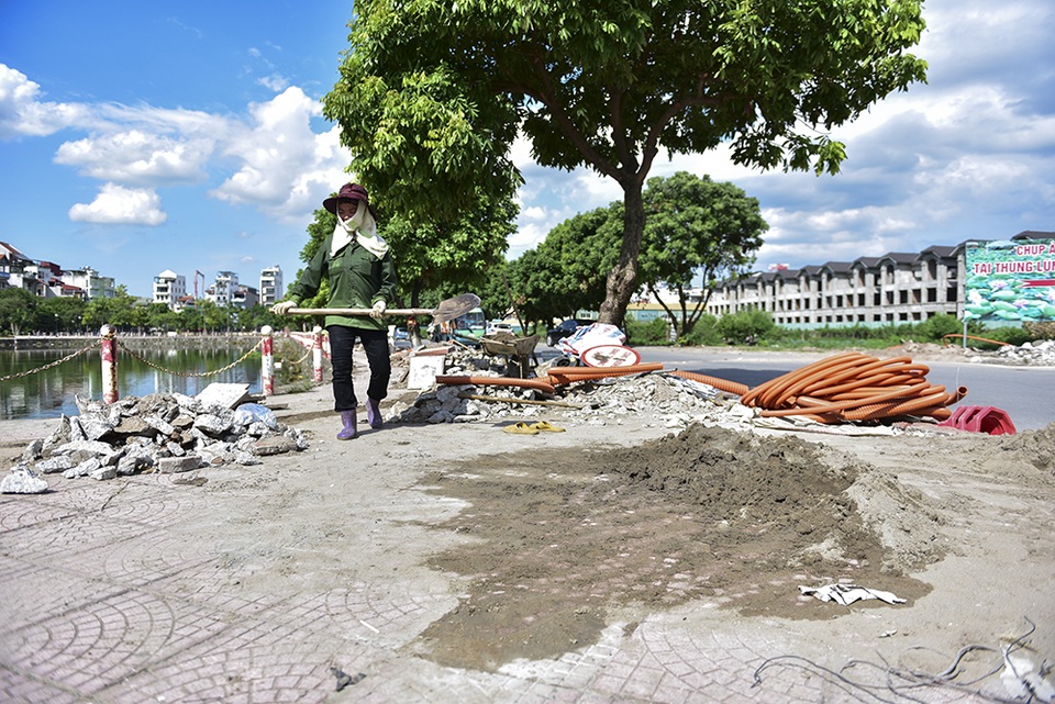 Hà Nội: Phố Trịnh Công Sơn trước ngày trở thành không gian đi bộ - 6
Liên tục có công nhân làm việc chỉnh trang trên phố để kịp tiến độ khai trương phố đi bộ. Ngày thường, phương tiện đi qua tuyến phố này không quá đông. Các cơ quan chức năng cũng đã lên kế hoạch để đảm bảo việc đi lại, cuộc sống của người dân trong khu vực không bị ảnh hưởng nhiều khi vận hành phố đi bộ.
