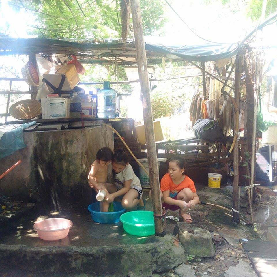 "Sống liều" ở điểm nóng sốt xuất huyết - 6 Trẻ em dùng nước từ trong những thùng dự trữ đó để tắm rửa.