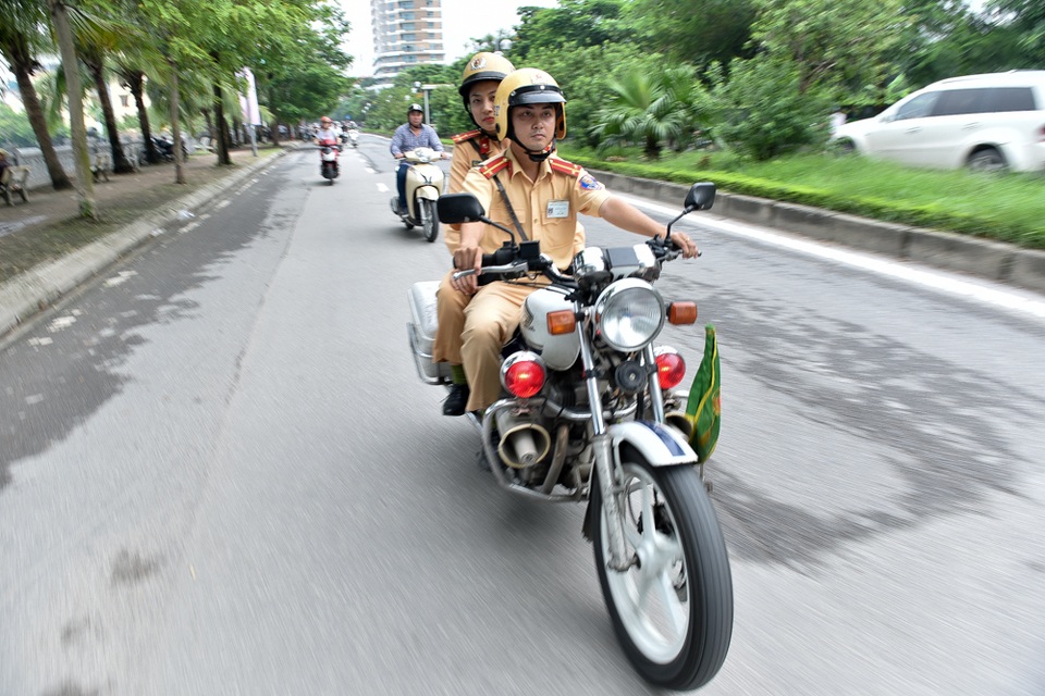 Công việc "dầm mưa, dãi nắng" của nữ CSGT Hà Nội - 3
Đúng 6h20, Thượng uý Hà cùng đồng đội ra khỏi trụ sở để đến điểm nút giao thông, kịp làm nhiệm vụ điều tiết giờ cao điểm buổi sáng.