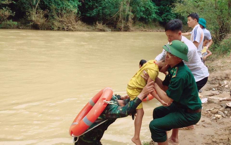 Bộ đội biên phòng kiệu trẻ em băng suối sâu đến trường - 5 Trong hình là Thiếu tá Phạm Anh Tuấn - Phó Đồn trưởng Đồn Biên phòng Huổi Puốc.