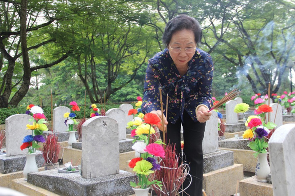 Chủ tịch Hội Khuyến học Việt Nam tri ân các anh hùng, liệt sĩ tại Quảng Trị - 6 Chủ tịch Hội Khuyến học Việt Nam dâng hương lên phần mộ các liệt sĩ