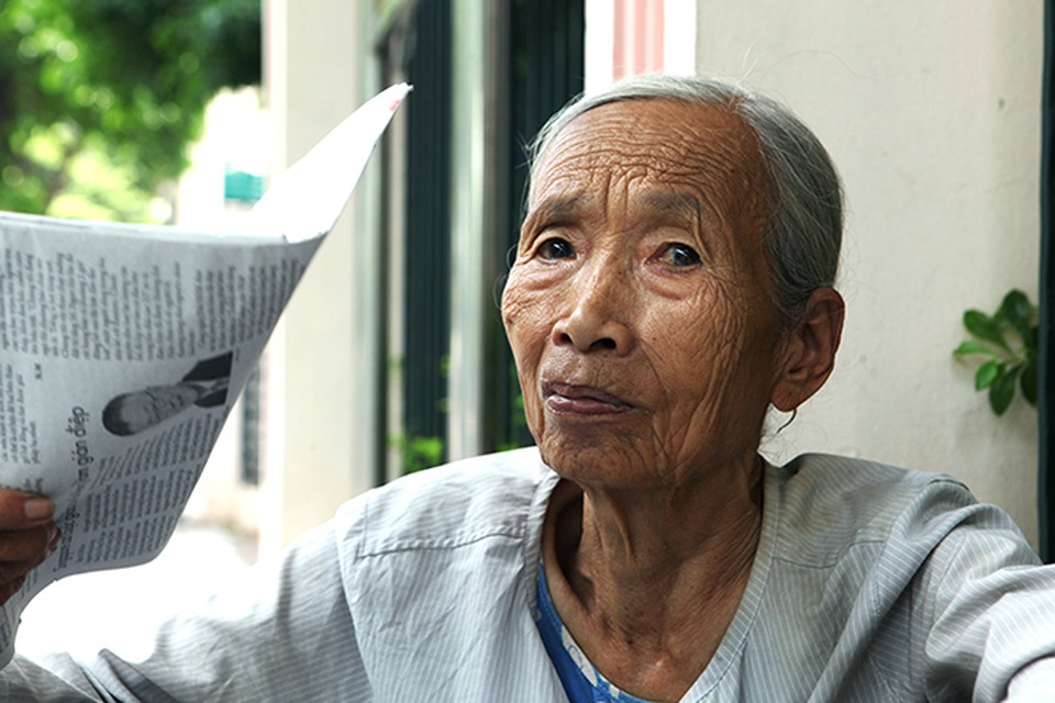 Đầu bạc, lưng còng len lỏi mưu sinh khắp Thủ đô - 2 Đầu bạc, lưng còng len lỏi mưu sinh khắp Thủ đô - 2