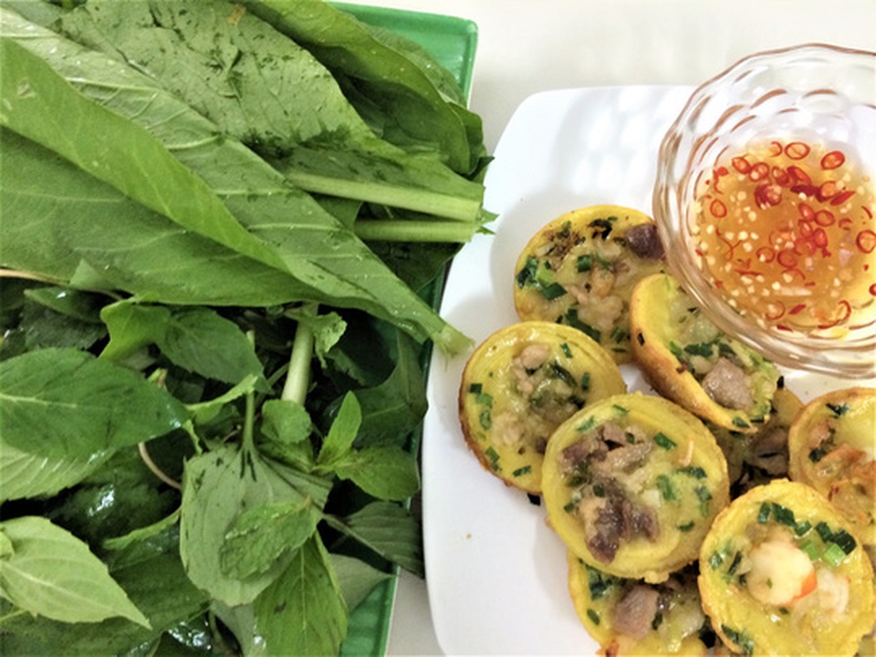 Bánh khọt miền Tây thời hiện đại: Làm dễ ợt! - 6
Món bánh khọt sẽ hấp dẫn hơn khi ăn kèm với rau sống