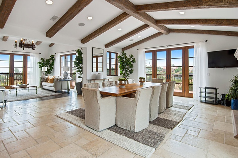 Choáng ngợp với biệt thự cổ nằm giữa vườn nho có giá tới 284 tỷ - 6 Nối liền với đó là phòng ăn có thể chiêu đãi tới 10 người khách.