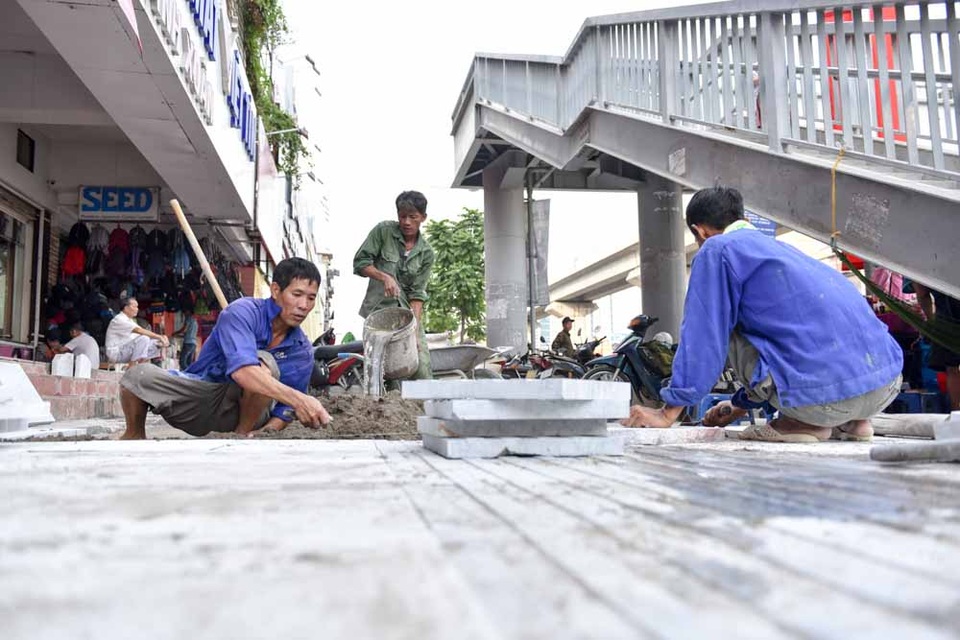 Hà Nội lát vỉa hè bằng đá truyền thống tuổi thọ 70 năm - 4
Đá lát vỉa hè là đá tự nhiên màu ghi xám. Chi phí lát loại vật liệu này khoảng 500.000 đồng/m2, đắt hơn nhiều so với lát bằng gạch như trước đây.