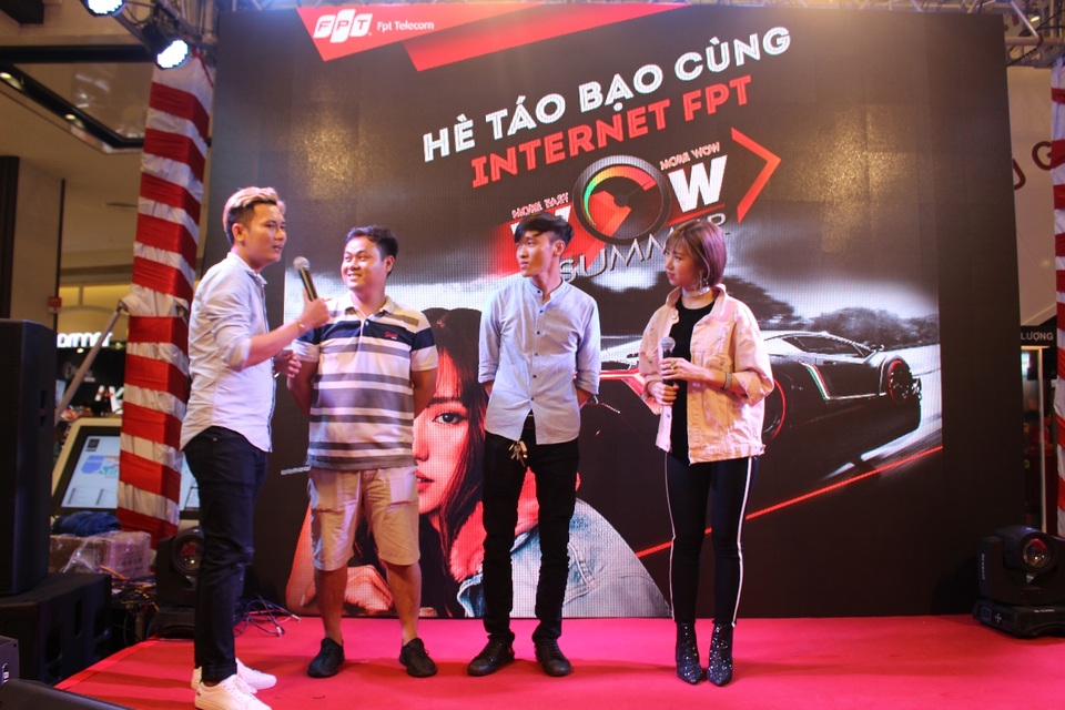 Min trao giải cho khán giả đã chiến thắng trong cuộc đua.