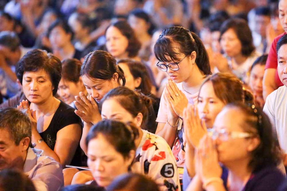 Hà Nội: Hàng nghìn người ngồi kín lòng đường dự lễ Vu Lan - 5
Trong Phật giáo, lễ Vu Lan là một trong những đại lễ quan trọng nhất trong năm. Người Việt từ lâu đã hình thành tập tục lấy ngày này để nhắc nhở báo hiếu ông bà, cha mẹ, tổ tiên.