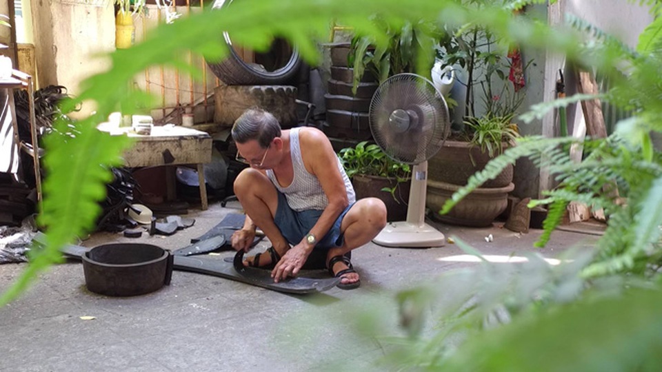 Chuyện lạ về "ông vua" đôi dép huyền thoại: Hạn chế người mua - 2 Đo khổ đế dép từ nguyên tấm cao su