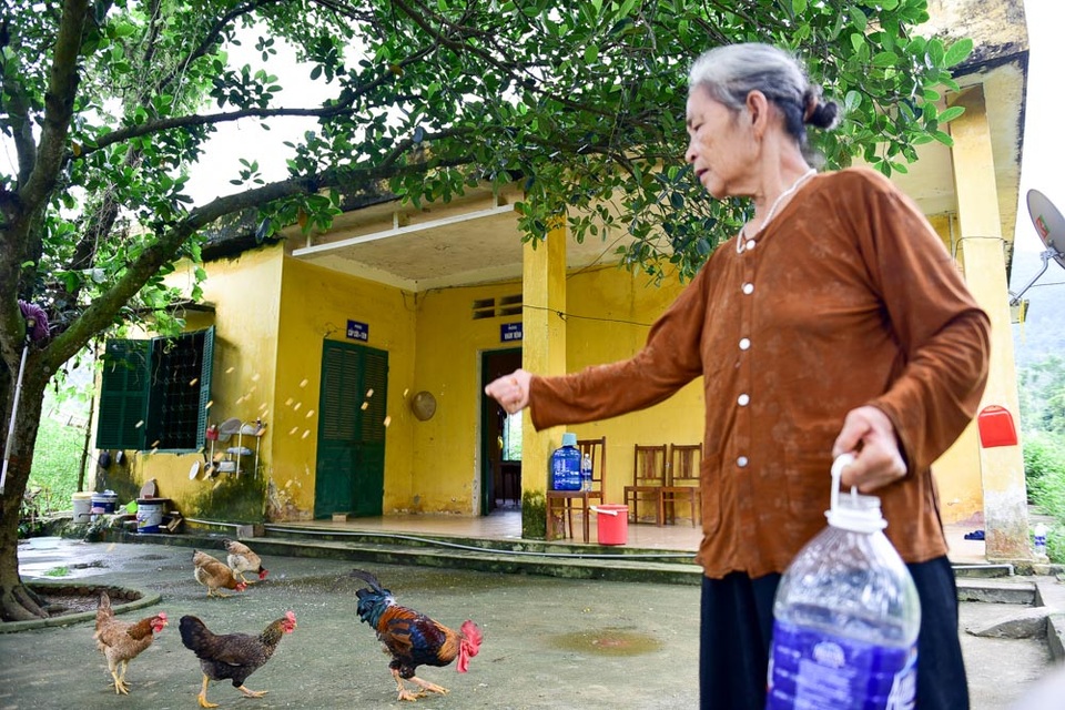 Ám ảnh những phận già cô đơn trong trại phong bỏ hoang ở Hà Nội - 5
Khi trại chuyển đi, cuộc sống của những người ở lại như cụ Sợi thành tự cung tự cấp, rất khó khăn. Dần sau này một số nhóm từ thiện biết đến đã lên giúp đỡ nên cũng đỡ vất vả phần nào.