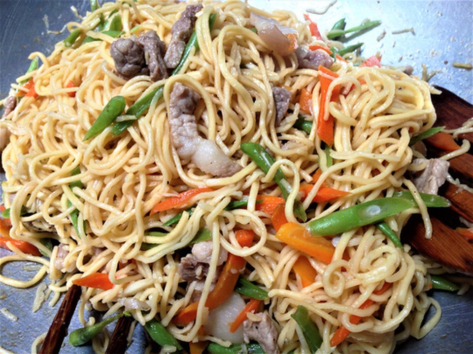 Mì trứng xào cho bữa sáng thêm ngon - 6
Cho mì vào trộn đều