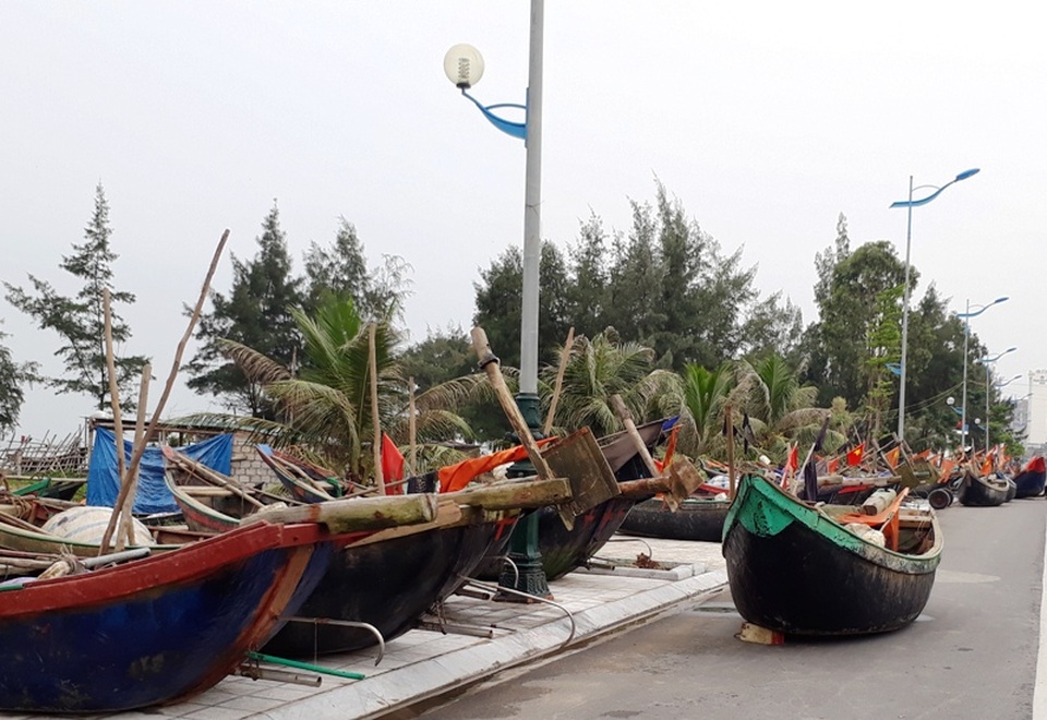 Công an giúp dân gặt lúa chạy bão - 12 Nhiều tàu, thuyền đã được đưa vào nơi trú ẩn.