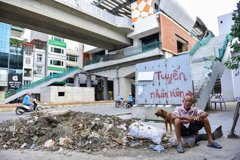 Nhiều rác thải xuất hiện dưới đường sắt trên cao Cát Linh - Hà Đông - 4 
Bãi rác trước lối lên nhà ga Hoàng Cầu.