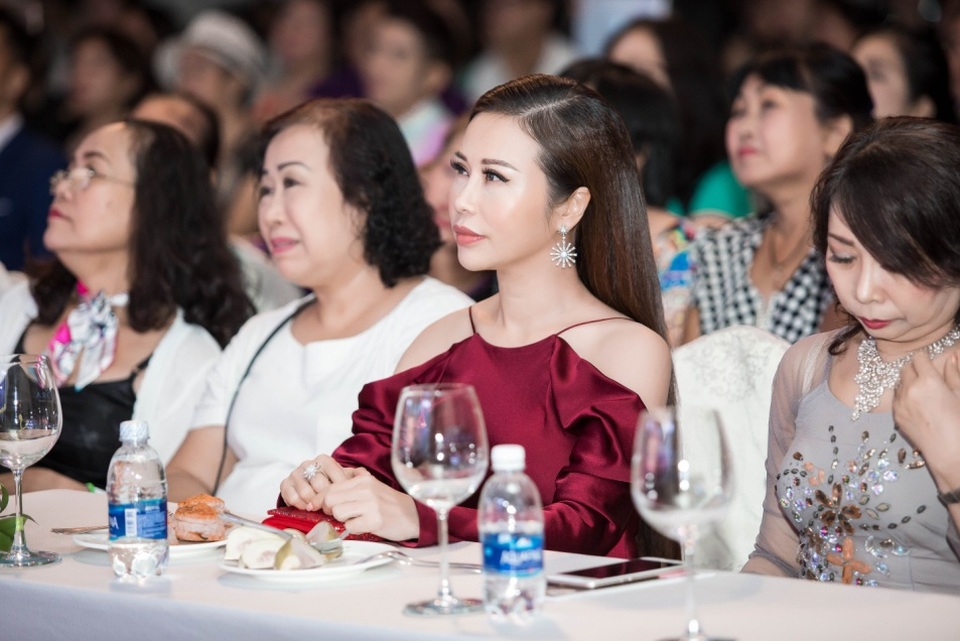 Hoa khôi Lan Phương hát trong đêm “Vu Lan nhớ mẹ” - 6 Hoa khôi Lan Phương hát trong đêm “Vu Lan nhớ mẹ” - 6