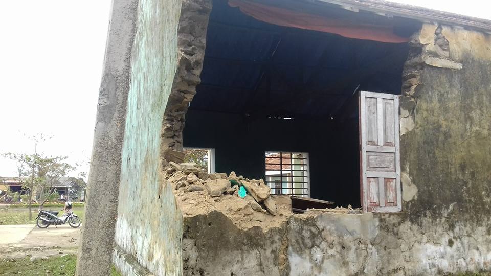 Bão tan, cô giáo leo nóc lớp học lợp lại mái ngói - 5