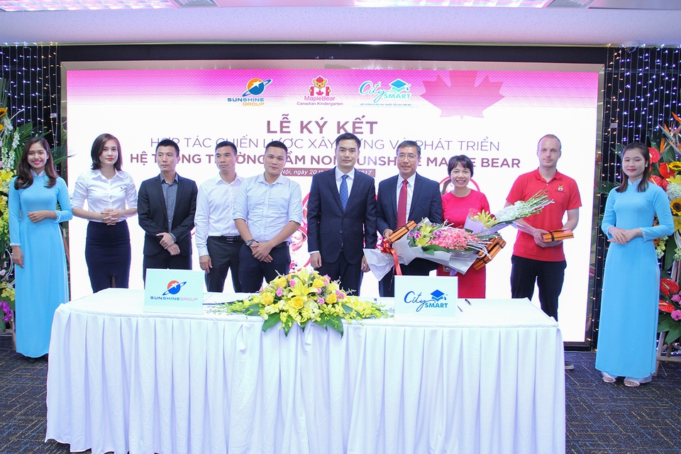 Sunshine Group chính thức hợp tác với thương hiệu giáo dục hàng đầu Canada - 5
Trong lễ kí biên bản hợp tác chiến lược, Sunshine Group và CitySmart đã gửi đến nhau những món quà ý nghĩa, thể hiện niềm tin vào thắng lợi chung trong việc mang đến cho trẻ em Việt Nam nền giáo dục tiên tiến.