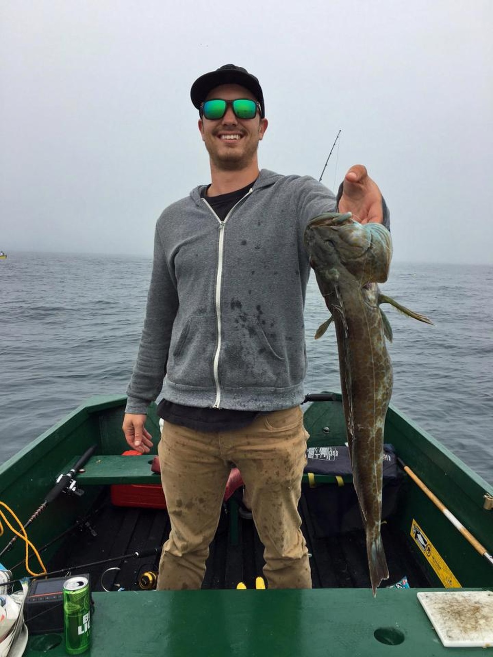 Câu được cá khổng lồ, phát hiện con vật kinh dị trong mồm - 3
Matthew lấy con bạch tuộc chết ra khỏi miệng cá để làm mồi câu