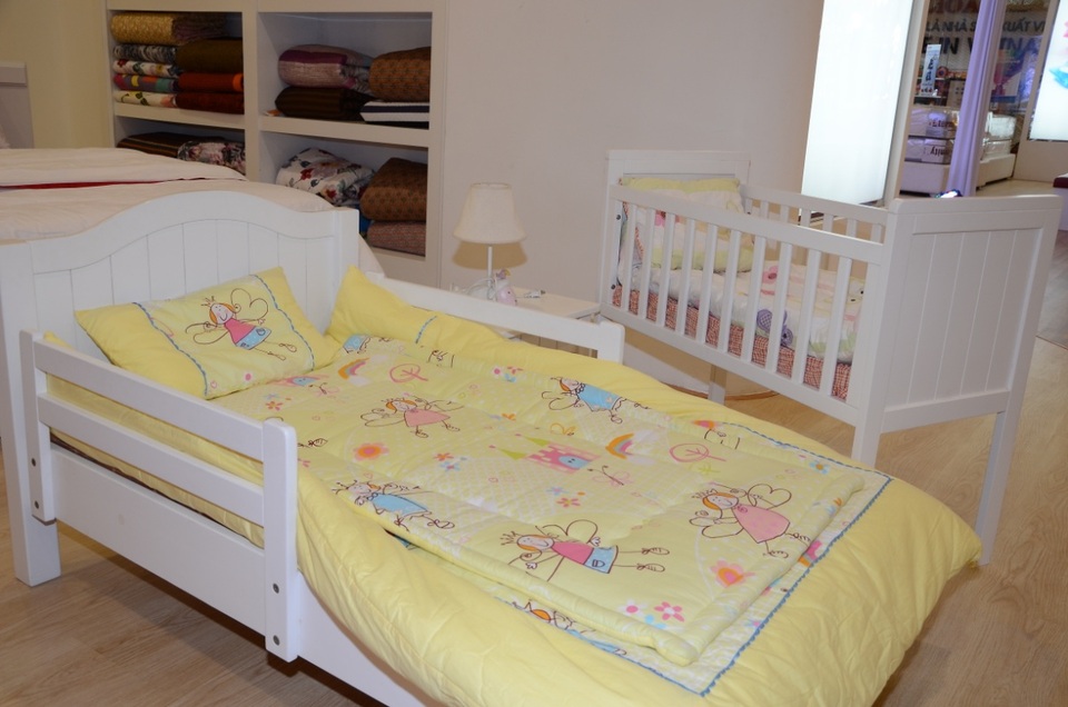 Khuyến mãi lớn của Hoàng Hải nhân dịp Tết Trung thu - 5 Trong dịp này, tại các showrooms của Hoàng Hải trên toàn quốc, các mẫu chăn ga mới dành cho mùa thu đông đều được giảm từ 20 – 50%. Các sản phẩm đệm lò xo, đệm bông ép cao cấp cũng được khuyến mại đến 30%.