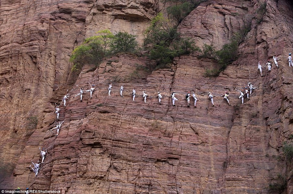 Màn trình diễn yoga tập thể cực liều và cực đẹp trên vách núi - 2
Màn trình diễn yoga trên vách núi dựng đứng thu hút sự tham gia của 38 phụ nữ.