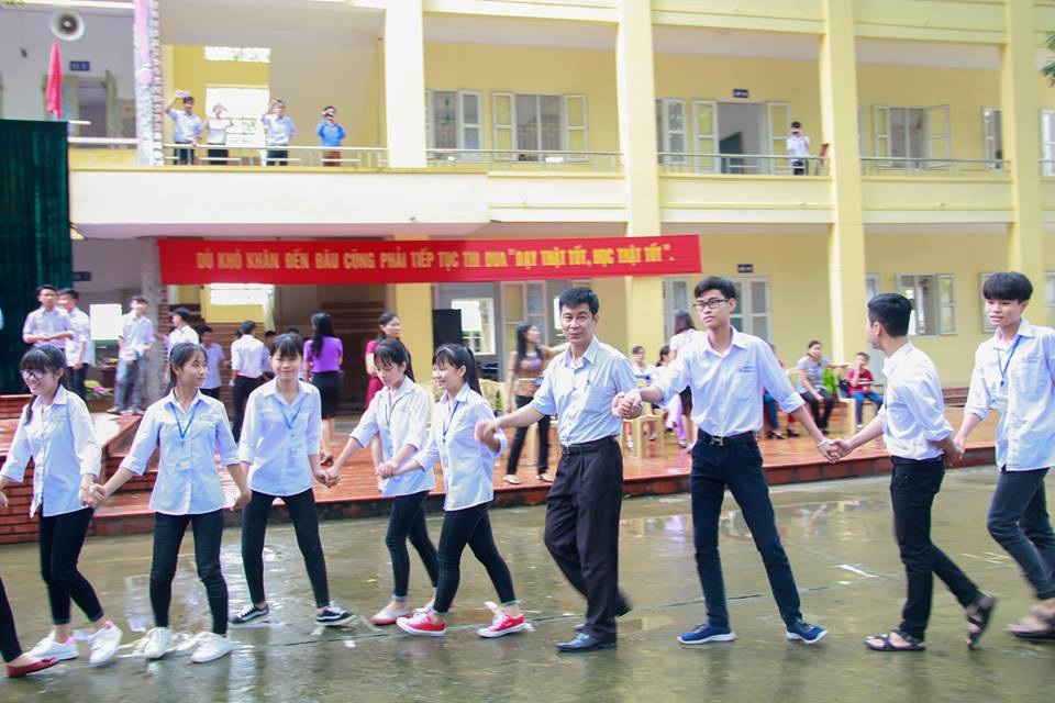 Xúc động hình ảnh nghìn học sinh bịn rịn chia tay thầy Hiệu trưởng - 5 Những hình ảnh đăng tải trên Fanpage THPT Hoa Lư A đang được chia sẻ nhanh chóng.