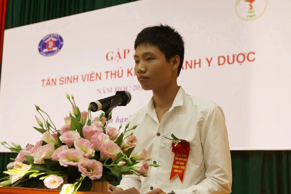 Vinh danh 46 thủ khoa đầu vào ngành Y, dược các tỉnh phía Bắc - 5 Em Hồ Phi Khánh - Thủ khoa ngành Y Đa khoa, ĐH Y Hà Nội đại diện các thủ khoa phát biểu.