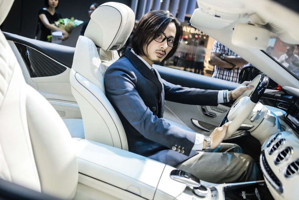 JVevermind “lạ lẫm” bên mẫu xe Mercedes-AMG - 5 JVevermind là một trong những vlogger đình đám với các video thu hút hàng triệu lượt xem trên YouTube. JV hiện đang là thành viên của CLB Người nổi tiếng Mercedes-Benz.