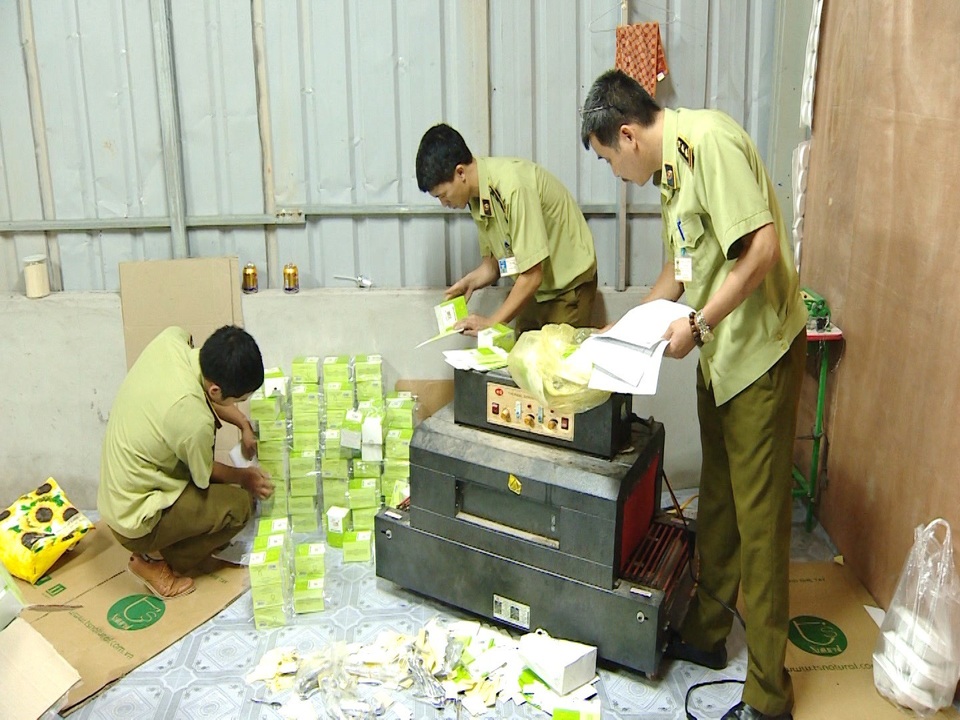 Cục trưởng Cục ATVSTP nói gì về vụ mỹ phẩm 11 tỷ đồng nghi giả? - 2
Cơ quan chức năng phát hiện công đoạn đóng gói sản phẩm của Công ty TNHH Thương mại và dịch vụ TS.Việt Nam tại Hà Đông- Hà Nội (Ảnh: TM)