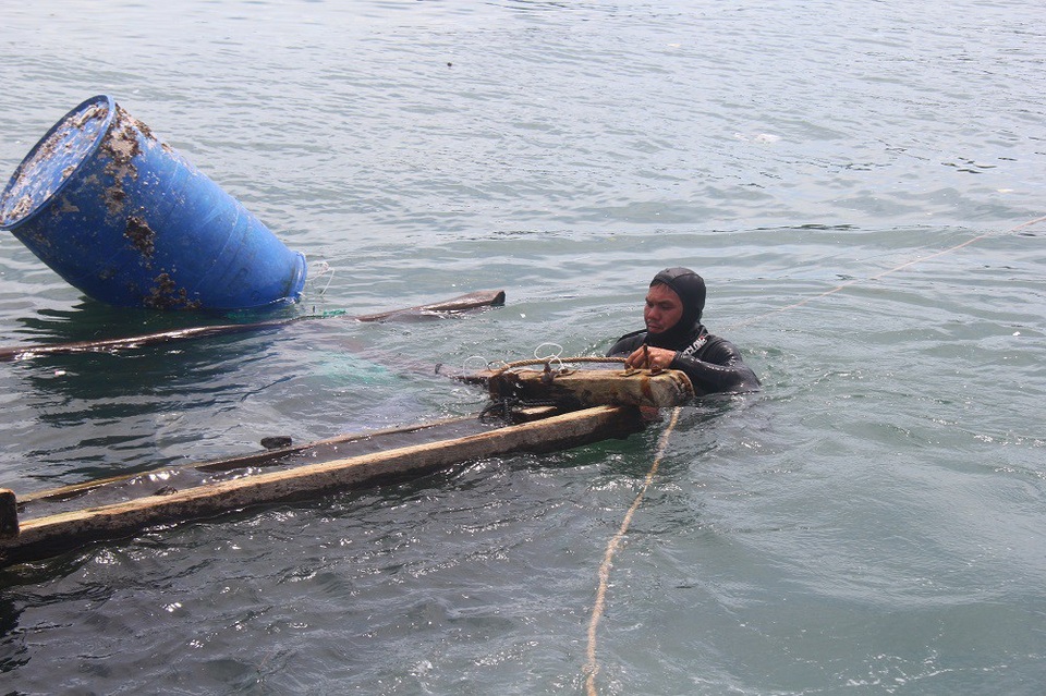 "Chúng tôi không biết chạy đi đâu, 7 người hứng mưa bão cả đêm!" - 11 
Tranh thủ biển lặng, chủ lồng bè thuê phải thuê người đi vớt lại đồ nghề. Mỗi chiếc thùng như thế này, người nuôi tôm phải bỏ ra khoảng 200 ngàn đồng để mua lại.