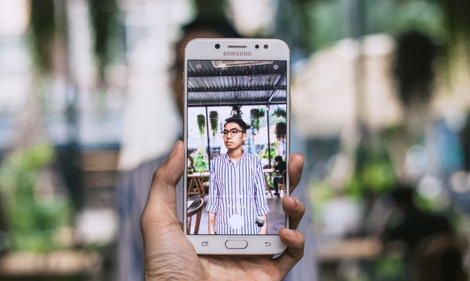 3 thủ thuật mang tới trải nghiệm ấn tượng trên Galaxy J7+ - 5 Ánh chân dung được hiển thị sắc nét trên giao diện máy ảnh Galaxy J7+