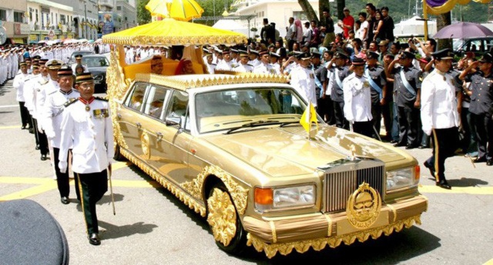 
Chiếc xe siêu sang mạ vàng 24K đắt nhất thế giới của Quốc vương Brunei Hassanal Bolkiah (Ảnh: The Gentlement Journal)
