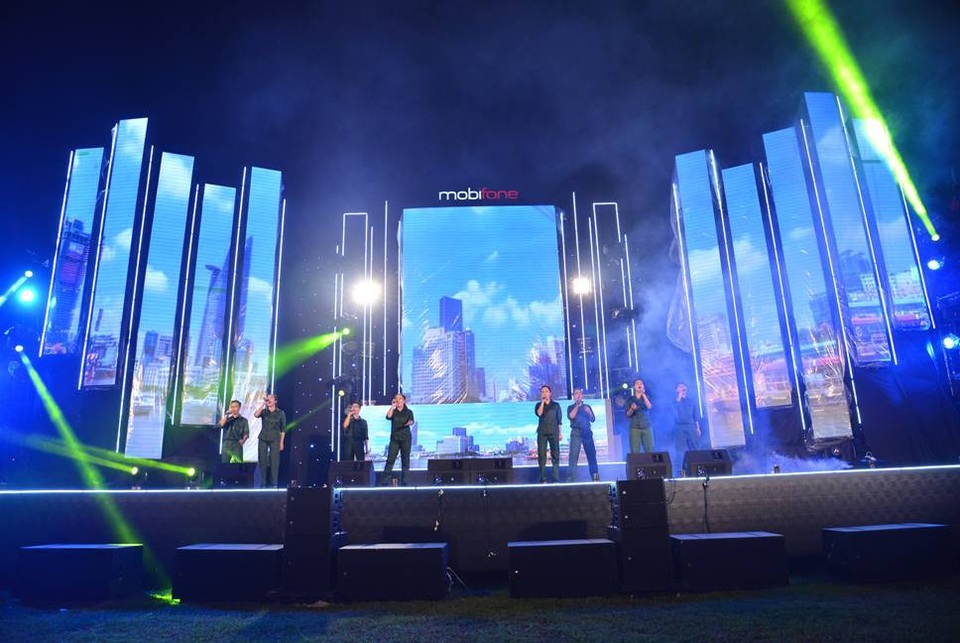 Học sinh, sinh viên "cháy" hết mình trong đêm nhạc của MobiFone tại ĐHQG HCM - 5 Một tiết mục của các bạn sinh viên trường Đại học Quốc gia Thành phố Hồ Chí Minh