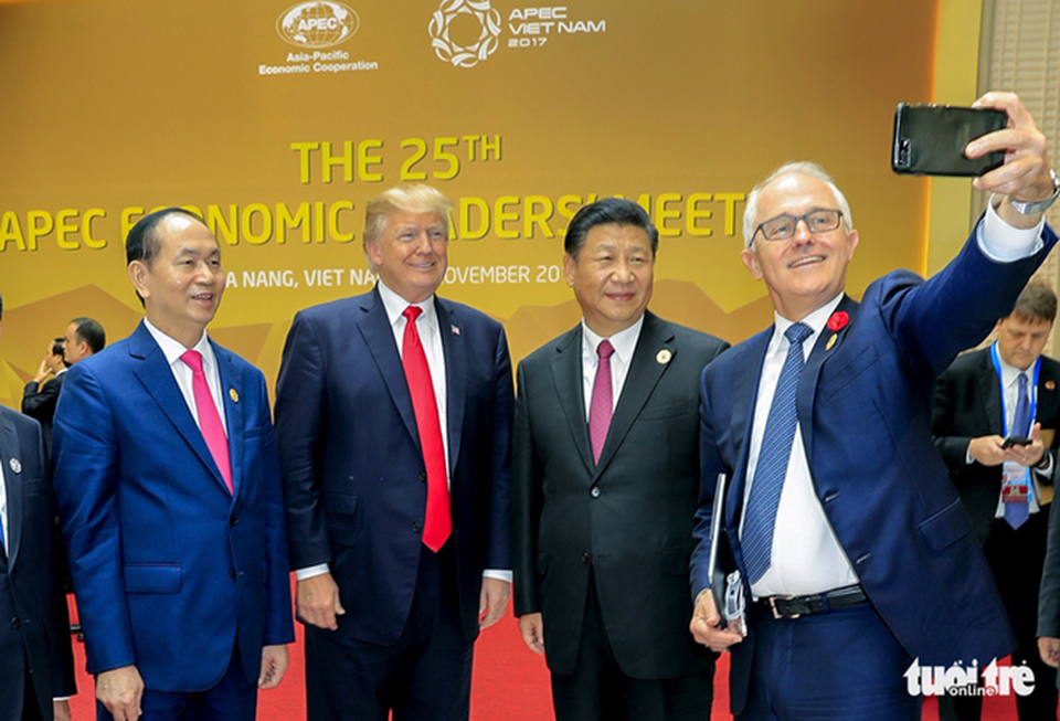 APEC 2017: Chủ tịch nước Trần Đại Quang đã khẳng định vị thế Việt Nam - 5
Lãnh đạo APEC vui vẻ chụp hình selfie