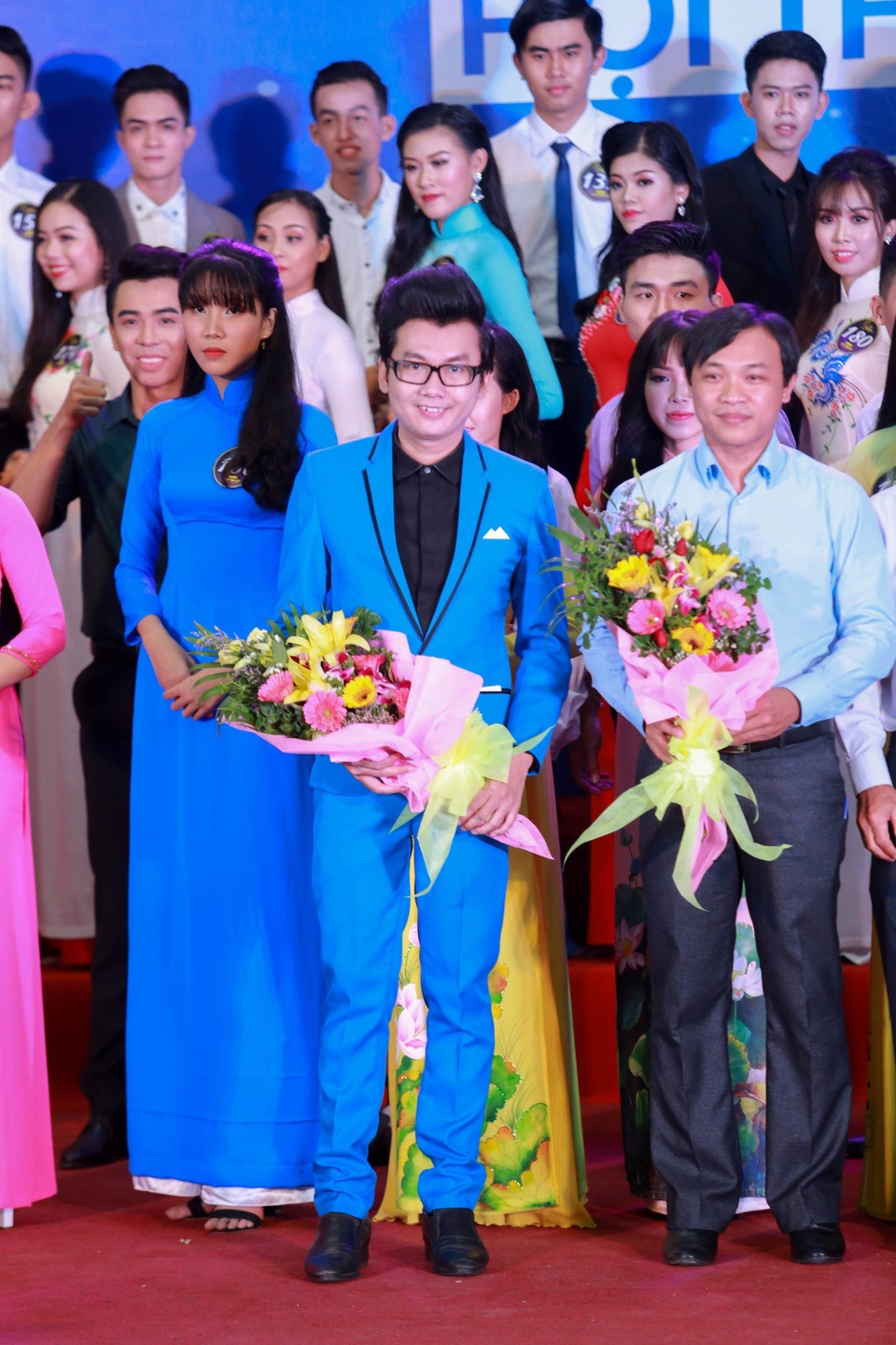Á vương Ký Quốc lịch lãm ngồi ghế nóng chấm thi - 5 Nhận hoa và lời cảm ơn của ban tô chức cuộc thi trên sân khấu.