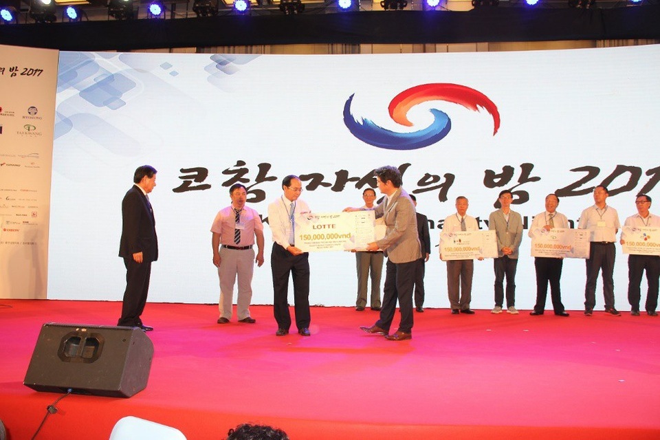 “Đêm từ thiện KOCHAM lần thứ 14" ủng hộ tiền và tặng phẩm hơn 4 tỷ đồng - 5
Ông Hong Won Sik, đại diện Tập đoàn LOTTE tại Việt Nam trao tặng 230 triệu đồng vào quỹ từ thiện Kocham