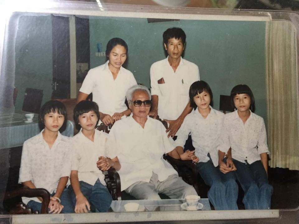 Ca sinh 4 được cố Thủ tướng đỡ đầu, đặt tên giờ ra sao? - 2
Cố Thủ tướng Phạm Văn Đồng chụp hình lưu niệm cùng 4 cô gái Bắc, Nam, Thống, Nhất và vợ chồng bà Hương. Ảnh gia đình cung cấp.